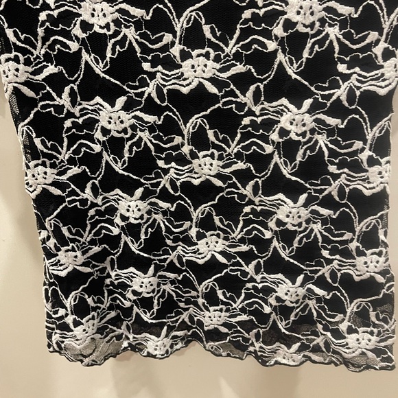 Dressbarn Black and White Floral Lace Blouse - Picture 3 of 6